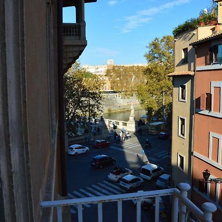 Una finestra su Castel Sant'Angelo Roma Exterior foto