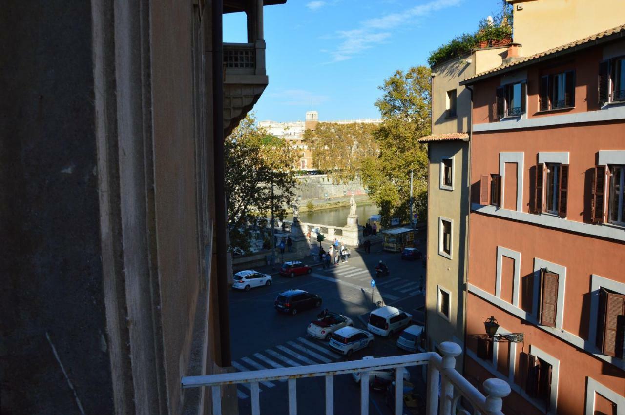 Una finestra su Castel Sant'Angelo Roma Exterior foto