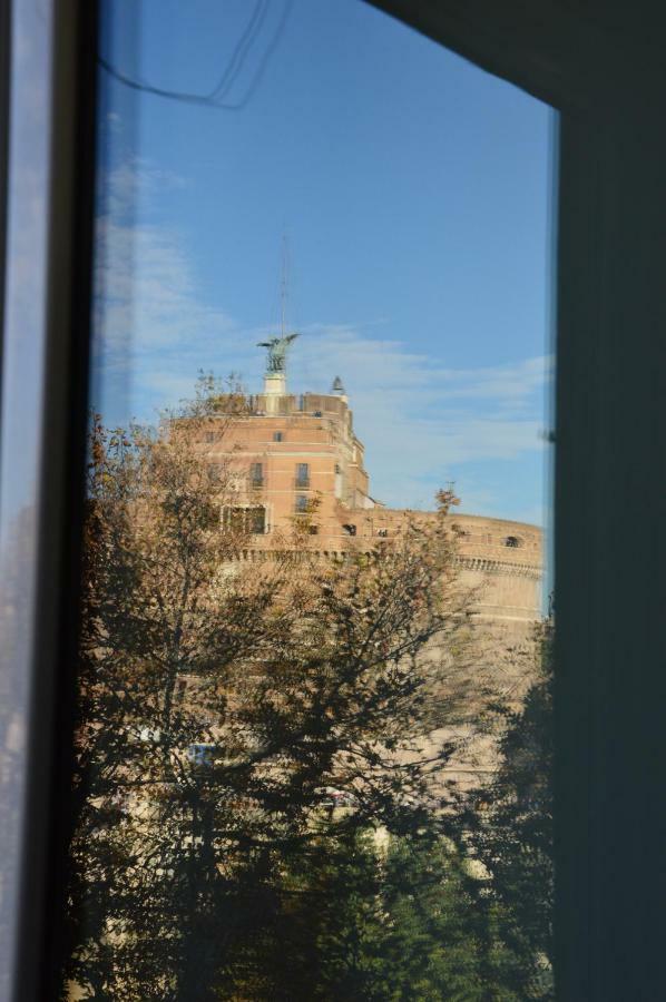 Una finestra su Castel Sant'Angelo Roma Exterior foto