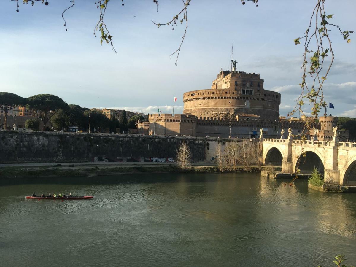 Una finestra su Castel Sant'Angelo Roma Exterior foto