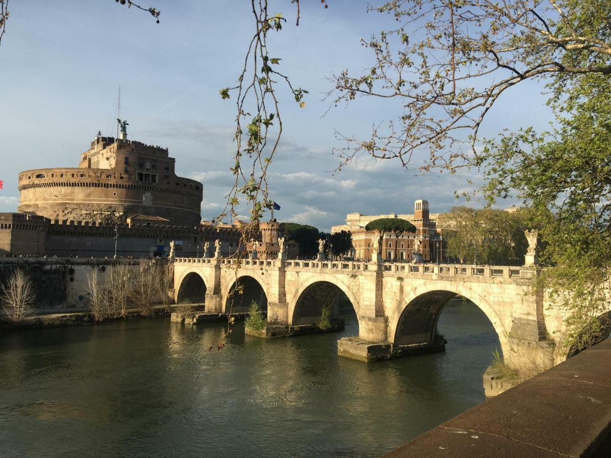 Una finestra su Castel Sant'Angelo Roma Exterior foto