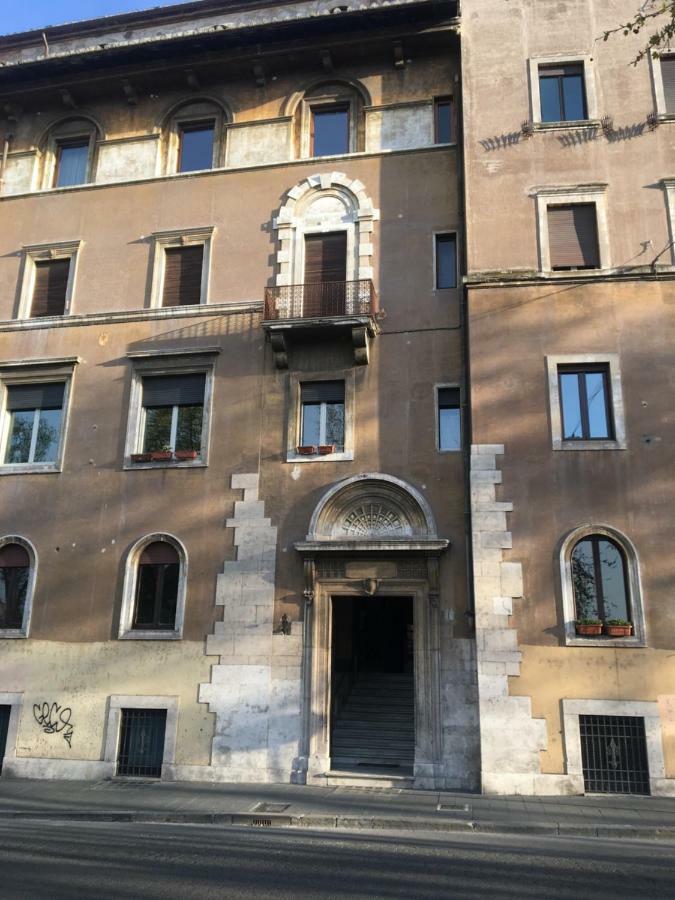 Una finestra su Castel Sant'Angelo Roma Exterior foto